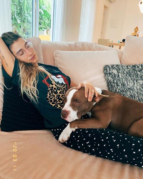 Gabriela Pugliesi posa agarradinha com seu cachorro 