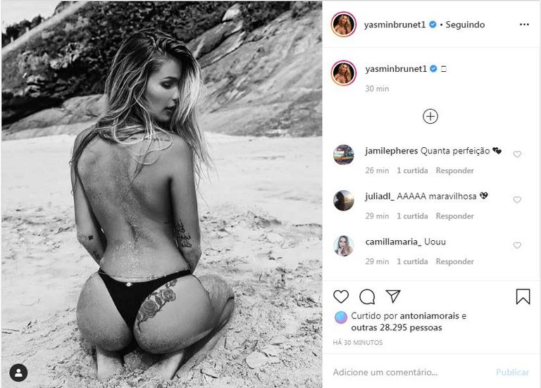 Yasmin Brunet posa de topless e revela tatuagem escondida