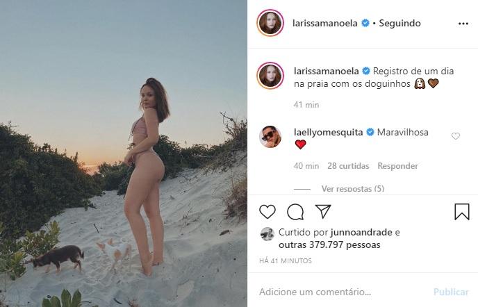 Larissa Manoela curte dia de praia ao lado de seus cachorros