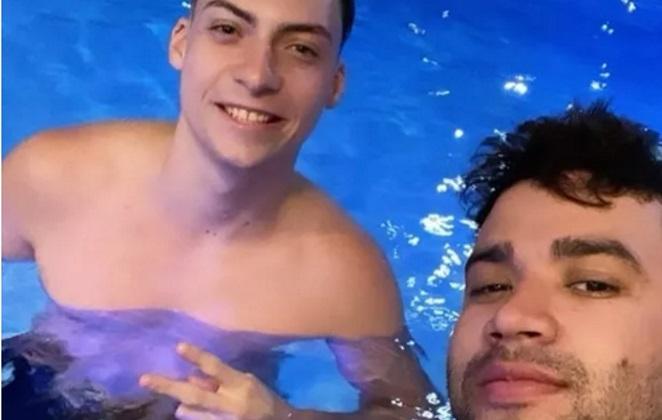 Gusttavo Lima curte folga com filho de Bolsonaro