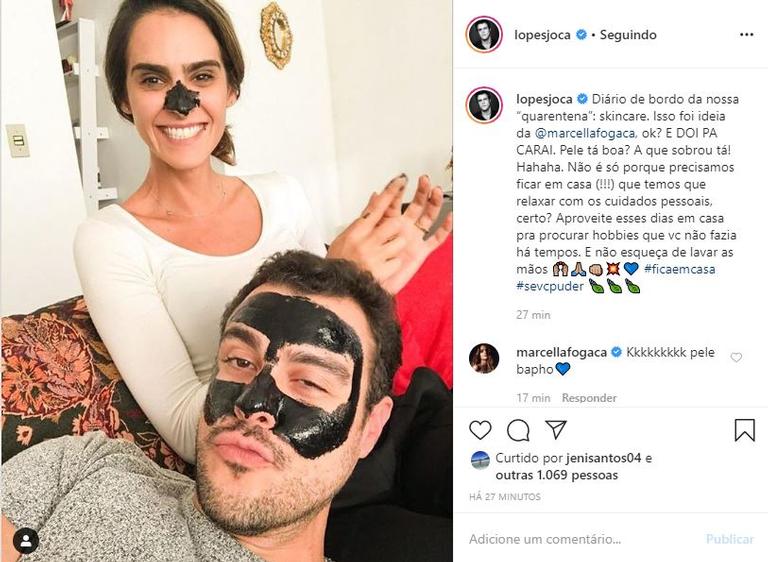 Joaquim Lopes posa fazendo skincare ao lado da namorada