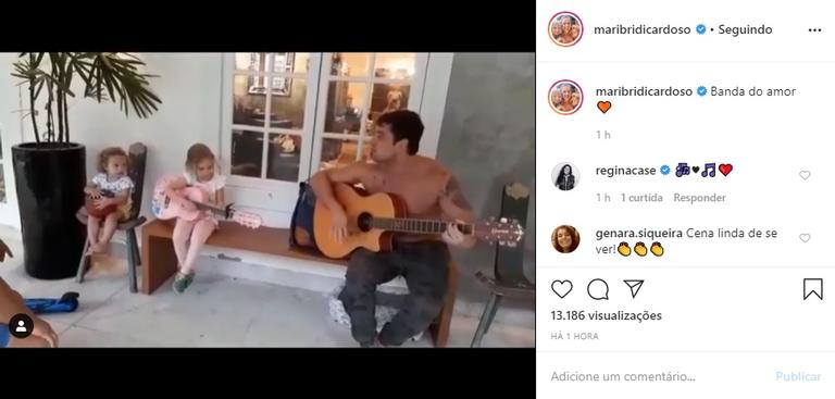 Rafael Cardoso toca violão e canta ao lado dos dois filhos