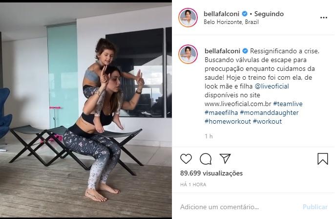 Bella Falconi usa Vicky para ajudá-la em seus exercícios