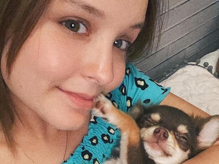 Larissa Manoela interage com seguidores ao mostrar quarentena ao lado de seu cachorro