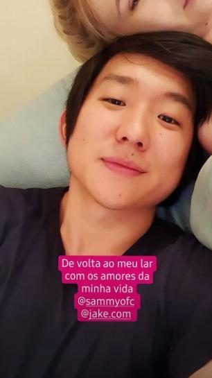 Pyong volta para casa e surge ao lado da esposa