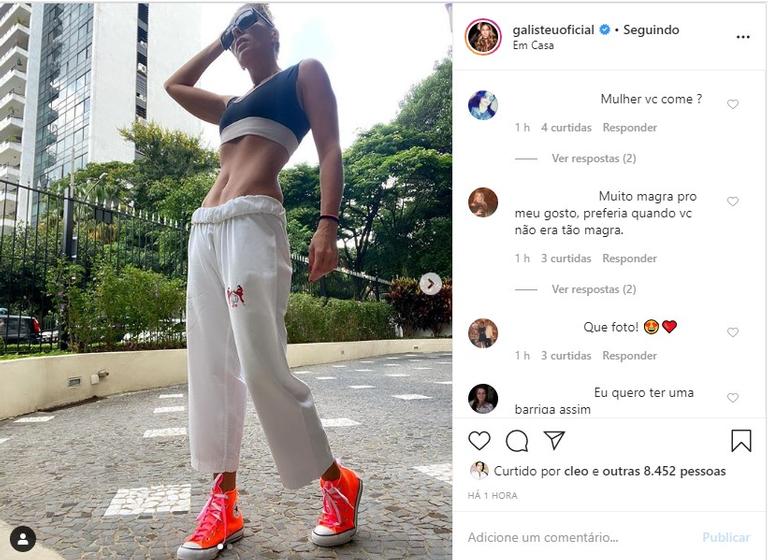 Adriane Galisteu choca com abdômen