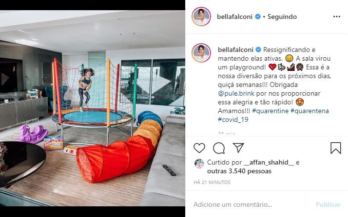 Bella Falconi coloca cama elástica no meio da sala de estar