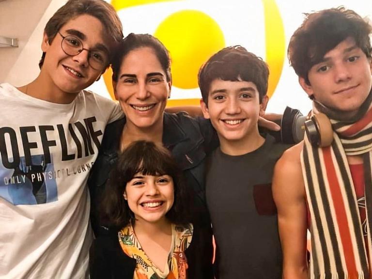 Glória Pires emociona com linda declaração ao posar junto do elenco infantil de Éramos Seis