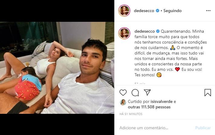 Deborah Secco e a família passam a quarentena no sofá