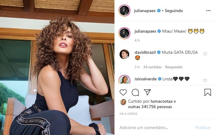 Juliana Paes posa com cabelos cacheados e arranca elogios