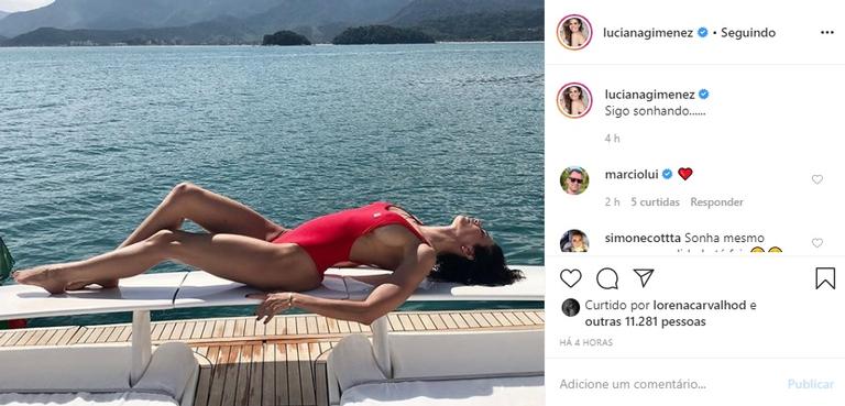 Luciana Gimenez quase mostra demais em clique de maiô