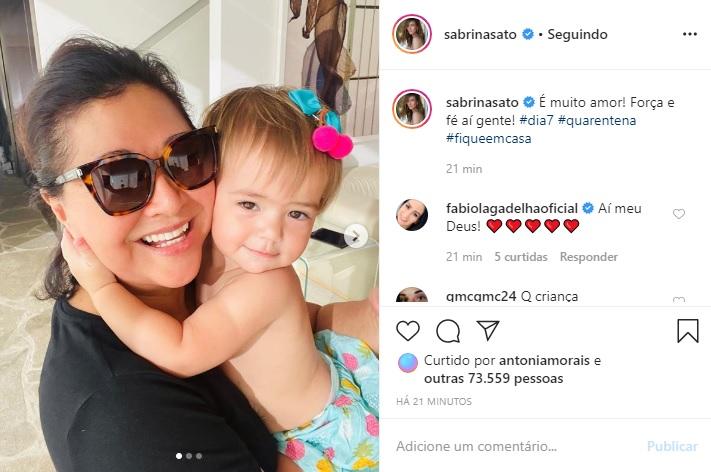 Sabrina Sato mostra Zoe grudadinha na avó e encanta a web