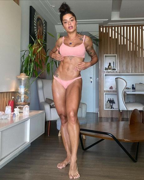 Aline Riscado mostra resultado da auto-drenagem