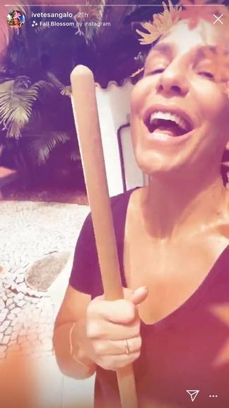 Ivete Sangalo se diverte durante atividades domésticas