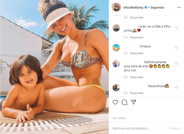 Kelly Key com o filho caçula na piscina