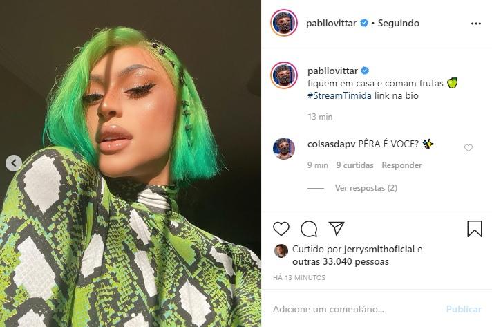 Pabllo Vittar aparece com os cabelos verdes e é elogiada