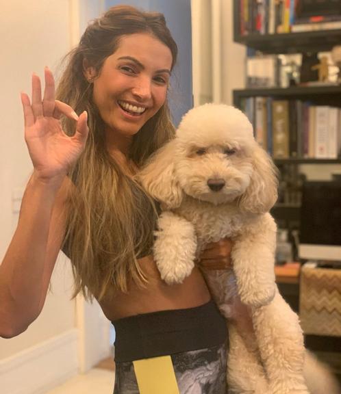 Patricia Poeta de quarentena com seu cachorrinho