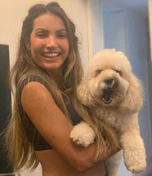 Patricia Poeta de quarentena com seu cachorrinho