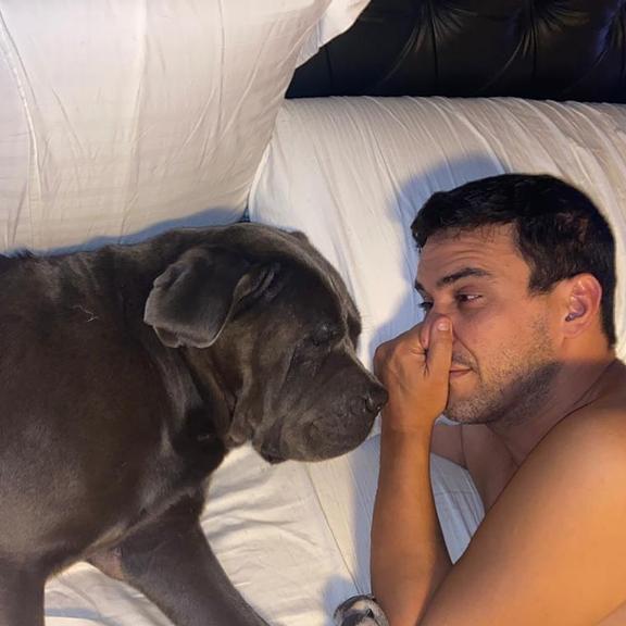 André Masques posa com cachorro e faz brincadeira