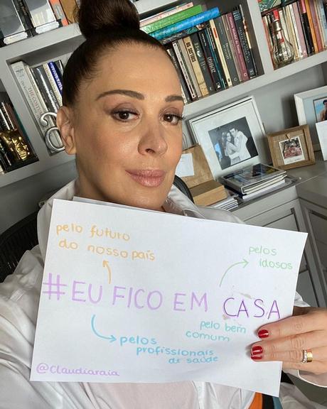 Claudia Raia pede para fãs continuarem em casa