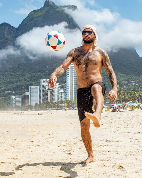 Pedro Scooby joga bola na praia