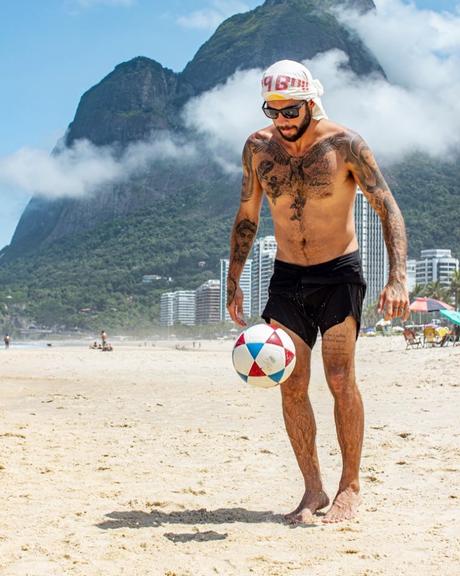 Pedro Scooby joga bola na praia