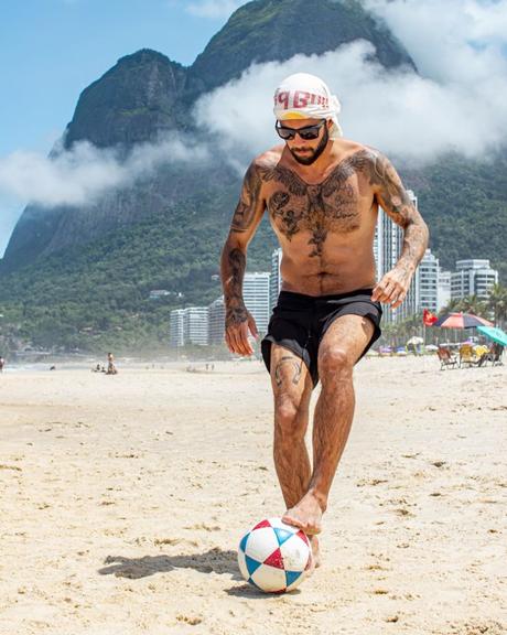 Pedro Scooby joga bola na praia