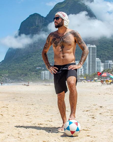 Pedro Scooby joga bola na praia