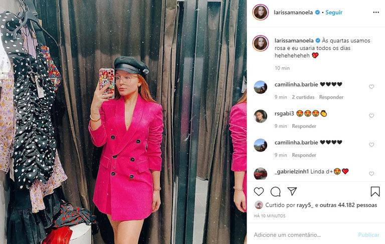 Larissa Manoela posa com look todo rosa