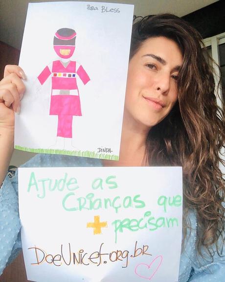 Fernanda Paes Leme faz desenho para Bless