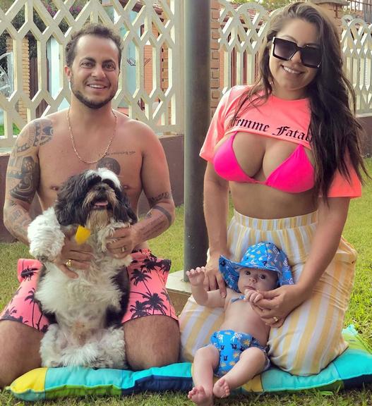 Andressa Ferreira e Thammy Miranda aproveitam o dia com o filho e o cãozinho