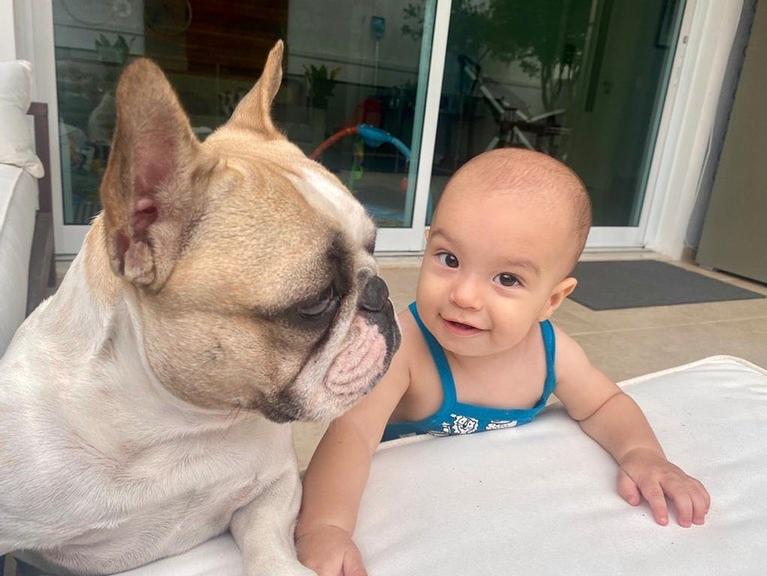 Camilla Camargo mostra filho com cachorros