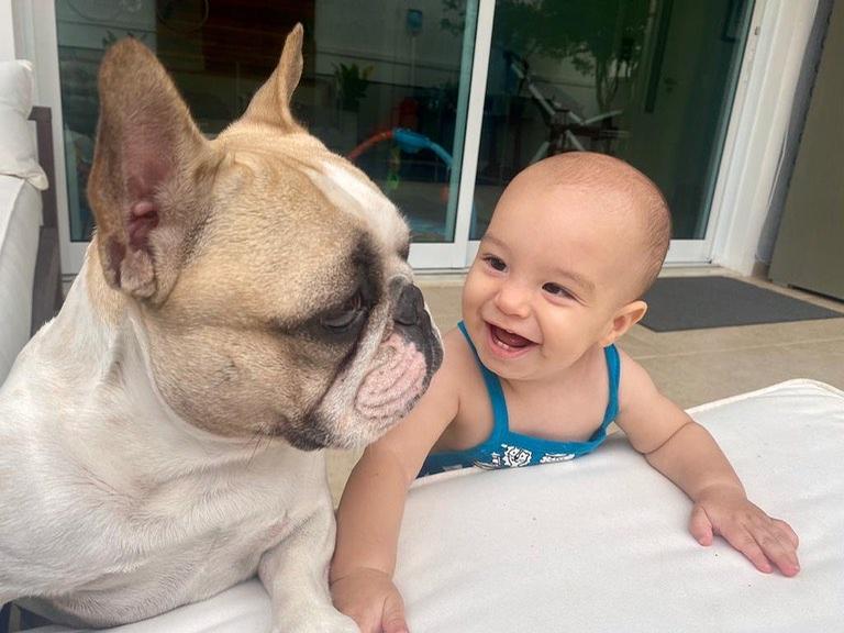 Camilla Camargo mostra filho com cachorro