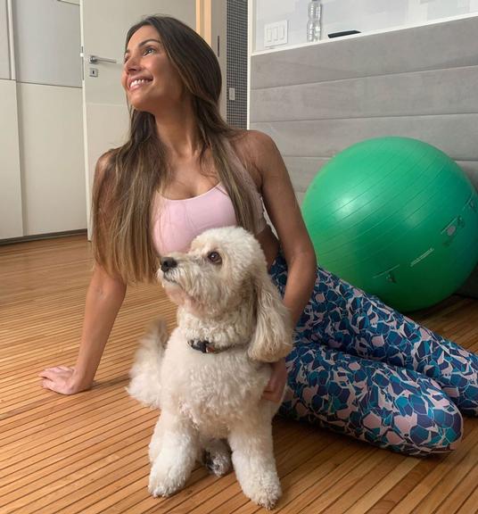 Patricia Poeta treina com o cachorrinho