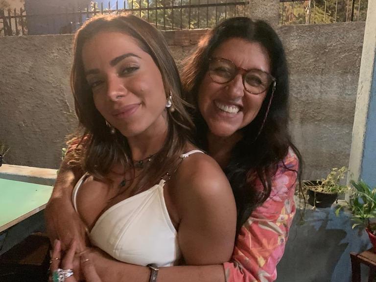 Regina Casé parabeniza Anitta