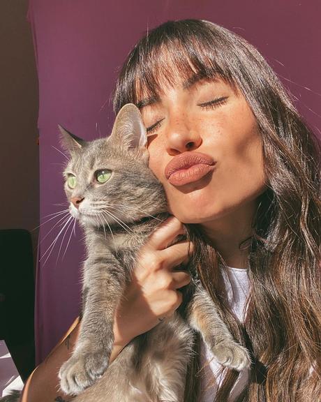 Bianca Andrade posa agarradinha com sua gata