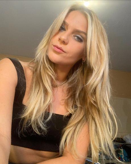 Isabella Santoni aparece com cabelo comprido