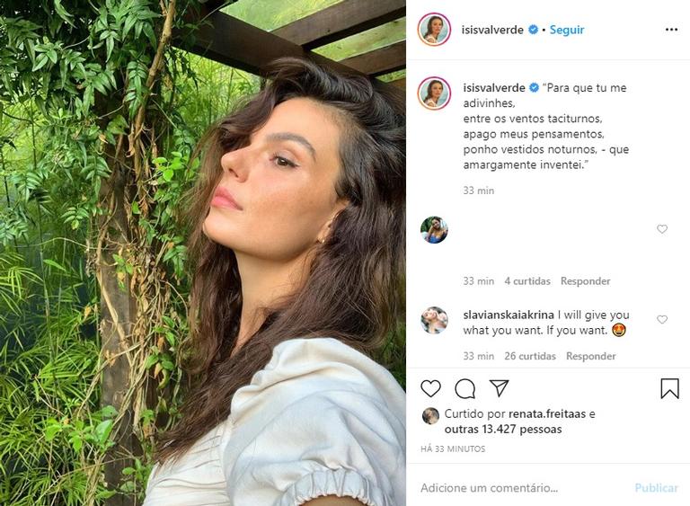 Isis Valverde posa em meio a natureza