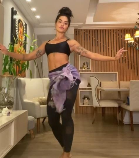 Aline Riscado mostra aula de dança do ventre