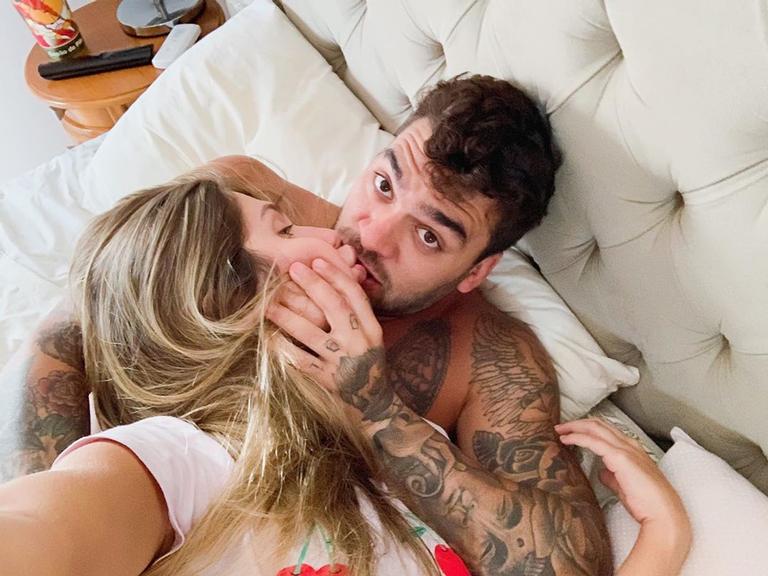 Durante a quarentena, Carol Portaluppi dá beijão no namorado