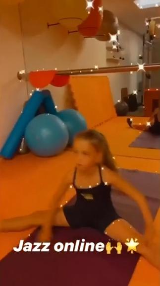 Angélica mostra a filha, Eva, fazendo aula de dança online