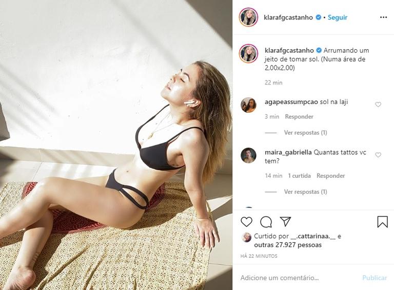 Klara Castanho dá um jeito de tomar sol durante a quarentena