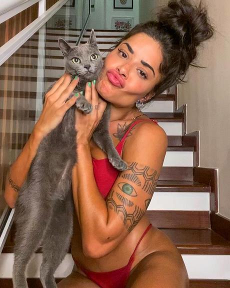 Aline Riscado fala sobre quarentena com a gatinha