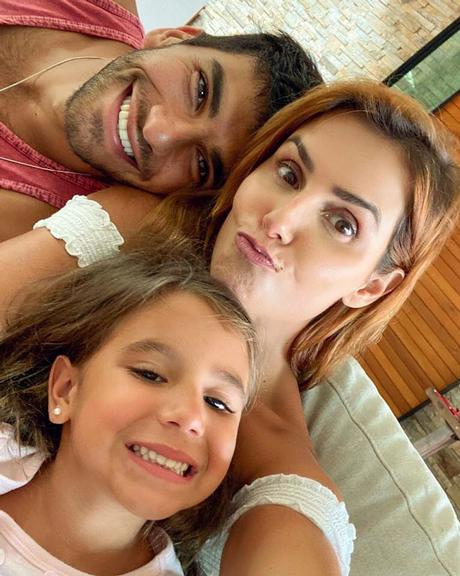 Deborah Secco aproveita o dia com a família