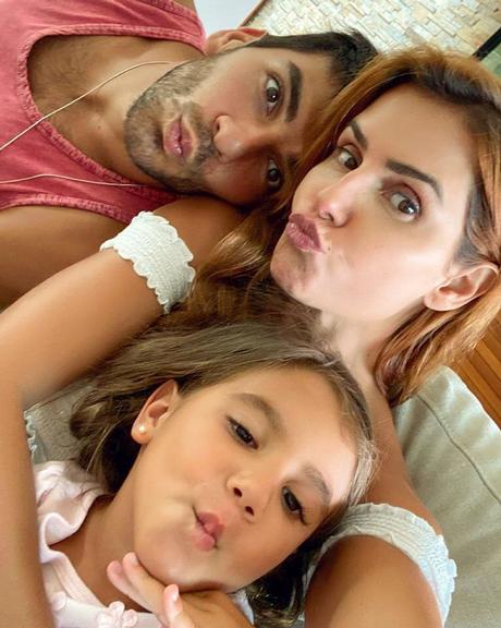 Deborah Secco aproveita dia com a família