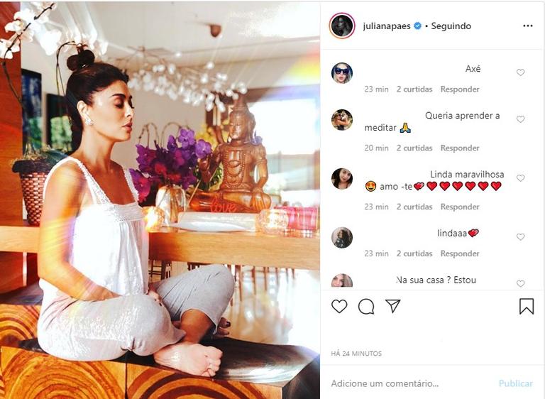 Juliana Paes fazendo yoga