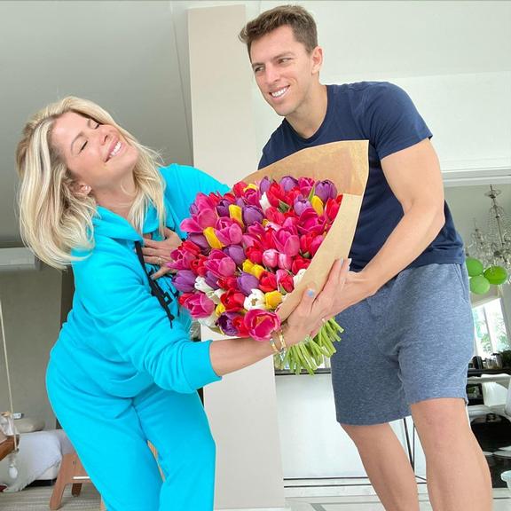 Karina Bacchi mostra flores que recebeu de Amaury Nunes