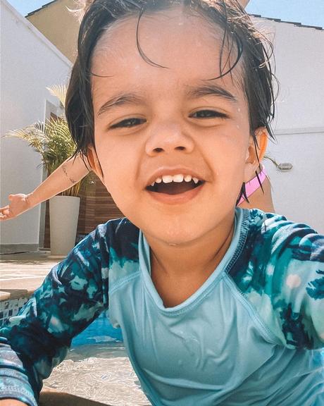 Kelly Key na piscina com o filho