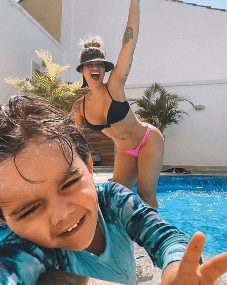 Kelly Key com o filho na piscina