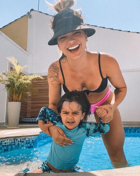 Kelly Key na piscina com o filho